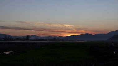 Dağların üzerinden gün batımı manzarası