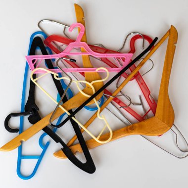 Beyaz arkaplanda karışık renk askıları