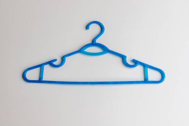 Beyaz arkaplanda mavi plastik askı