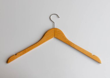 Beyaz arkaplanda tek tahta askısı