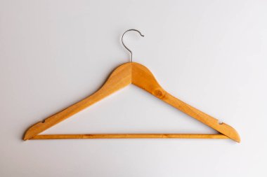 Beyaz arkaplanda tahta kumaş askısı