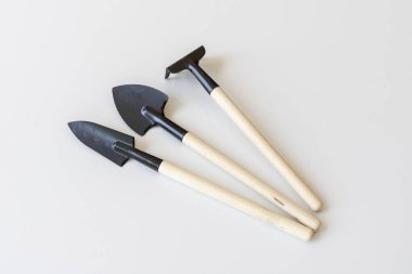 Beyaz arkaplana sahip minyatür bahçe araçları