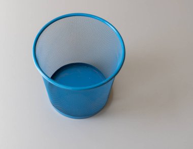 Gri arkaplanda mavi ağ boş sepeti