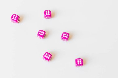 Kumarda başarı konsepti olan altı numaralı tüm zarlar.