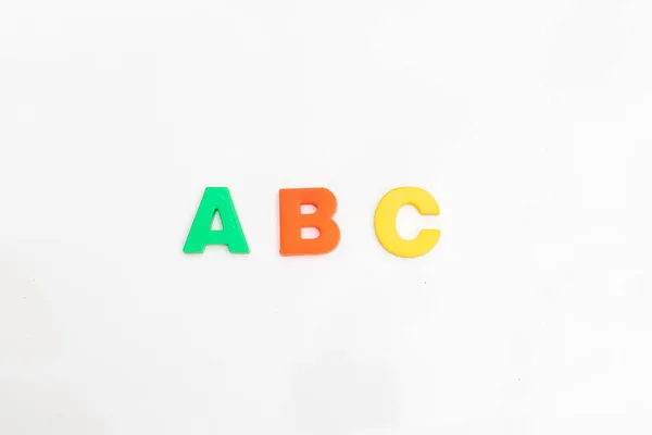 Abc Alfabeto Magnético Plástico Sobre Fundo Branco — Fotografia de Stock