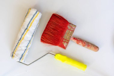 İzole edilmiş beyaz bir arkaplanda resim yapmak için fırça ve silindir