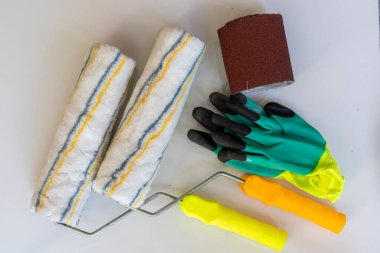 İzole edilmiş beyaz bir arkaplanda boyama araçları ve aksesuar