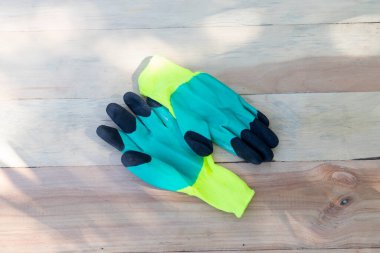 Ahşap arka planda koruyucu eldivenler.