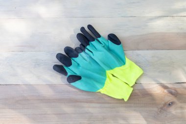 Ahşap arka plan çalışma eldivenleri