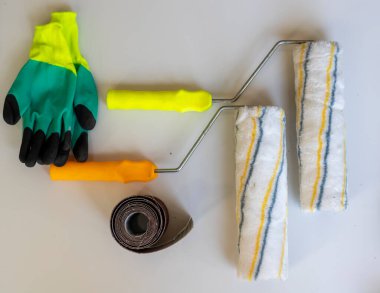 İzole edilmiş beyaz bir arkaplanda boyama araçları ve ekipmanları