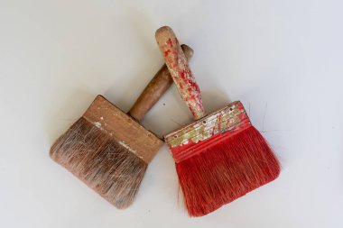 İzole edilmiş beyaz arka planda iki eski giysi