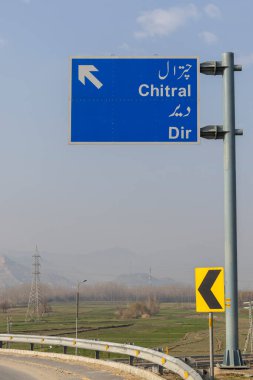 Dir, KPK, Pakistan - 7 Mart 2022: Chirtal ilçesi ve ilçe Dir ilçe işaretli Pakistan otoyolu