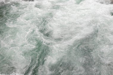 Nehirde kristal berrak akan su veya kaba su arkaplan dokusu