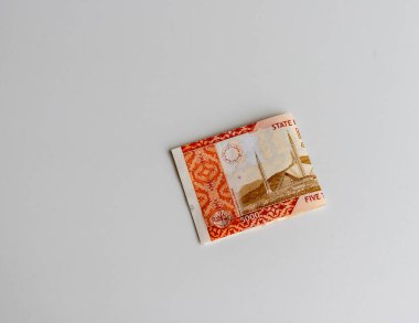 Pakistan para birimi banknotu 5000 rupi yarı katlanmış beyaz arka planda izole