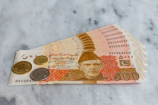 New Banknotes Pakistan 5000 Rupees Coins Selective Focus — 스톡 사진