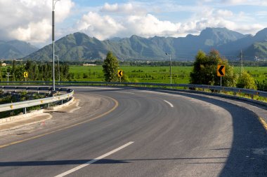Arabanın lastik izleri sola doğru eğiliyor.