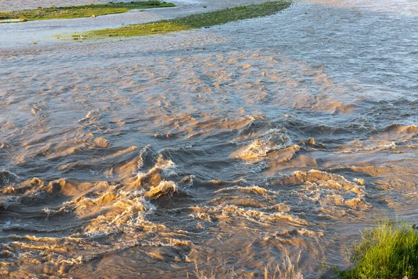 Καταρρακτώδεις Βροχές Φούσκωσαν Ποτάμια Και Ρυάκια Στο Ποτάμι — Φωτογραφία Αρχείου
