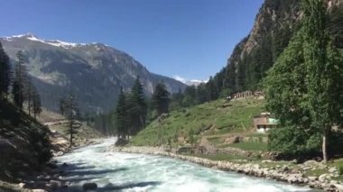 Güzel bulutlu ve yağmurlu ormanlı Usho nehri manzarası