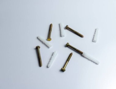 İzole edilmiş beyaz arkaplanda plastik prizli vida