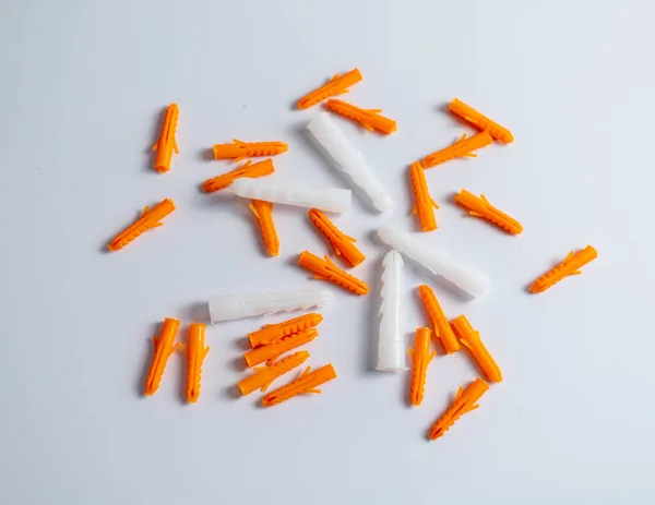 Műanyag Fali Dugók Vagy Narancssárga Színű Tipli Pin Fehér Elszigetelt — Stock Fotó