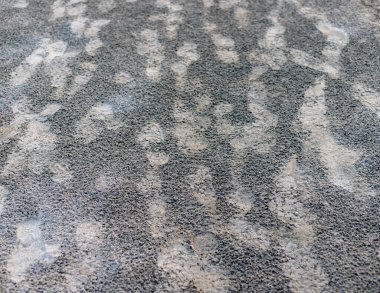 Kumda ayak izleri ve izler var.