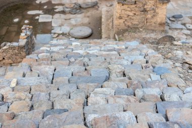 Amluk dara stupa 'nın tabanına giden merdivenler.