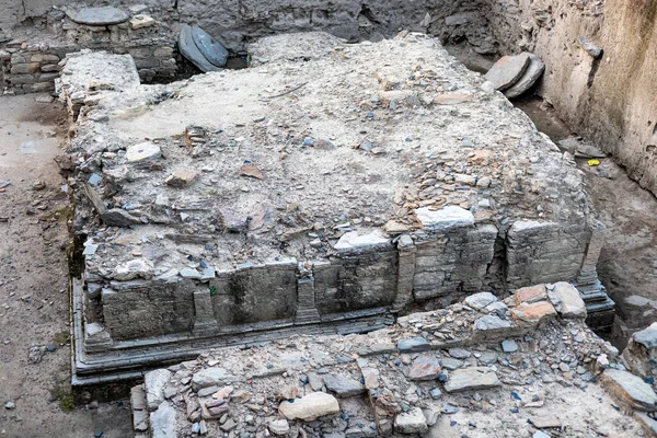 Swat Vadisi 'ndeki Amluk dara stupa, korunmasız ve hazine avcıları tarafından zarar görüyor.