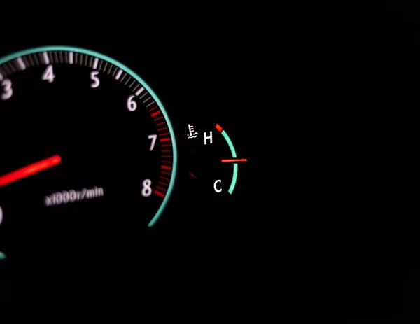 温度計に焦点を当て 背景をぼかす車の速度計 — ストック写真