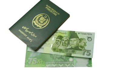 Pakistan yeni 75 rupi zümrüt yeşili banknot Pakistan yeşil pasaportu ile izole edilmiş beyaz arka plan