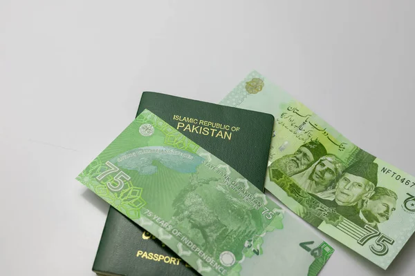 파키스탄은 새롭게 지폐에 파키스탄 여권을 배경에 — 스톡 사진