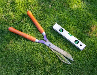 Uzun saplı çit budayıcı yüksek açı görünümü