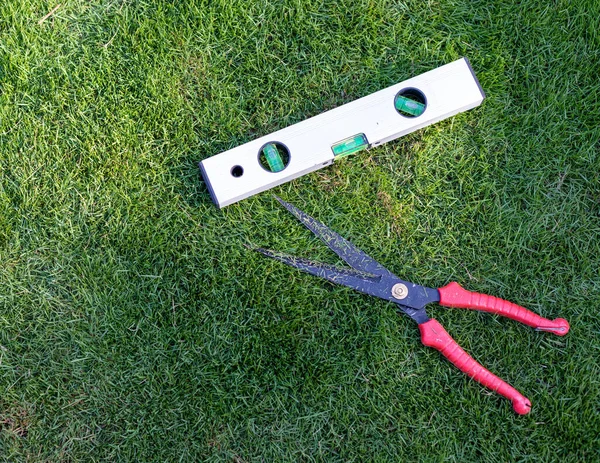 Gereedschap Voor Waterpas Heggenschaar Het Gras — Stockfoto