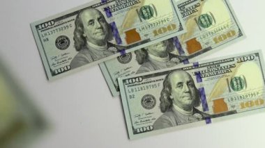 100 dolarlık banknotlar düşüyor ya da 100 dolarlık banknotlar uçuyor. Para yağmuru.