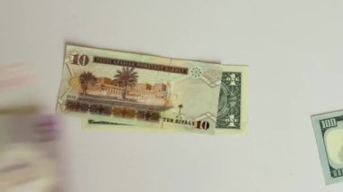 Karışık banknotların düşüşü veya servet yağmuru kavramı. hızlan