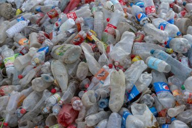 MALAKAND BÖLÜMÜ, KPK, PAKISTAN, Ekim, 07, 2022: Kullanılmış plastik şişeler yakın görüntüyü kazır