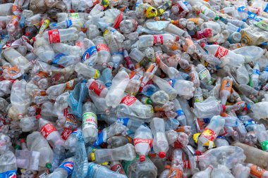 MALAKAND BÖLÜMÜ, KPK, PAKISTAN, Ekim, 07, 2022: kullanılmış plastik şişe yığını