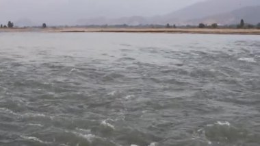 Vahşi dağ nehirleri huzur içinde akıyor.