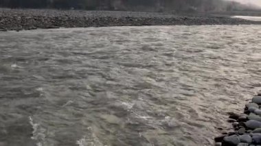 Gün batımında güzel bir nehir manzarası