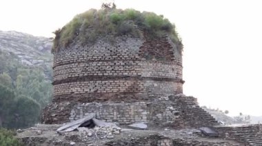 SWAT Vadisi 'ndeki Amluk Dara stupa arkeoloji sahasının MÖ 2-8 arasında inşa edildiğine inanılıyor.