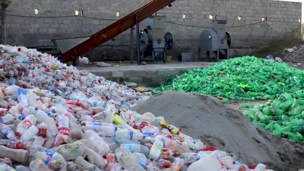 Instalação Reciclagem Garrafas Plástico Usadas — Vídeo de Stock