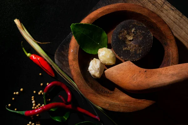 Siyah Arkaplanlı Ahşap Havanda Bitkiler Mutfak Dekorasyonu Için Uygun — Stok fotoğraf