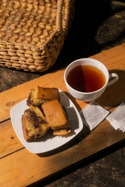 Čokoládový Dort Šálkem Čaje Dřevěné Desce Snídaně Menu Ráno — Stock fotografie