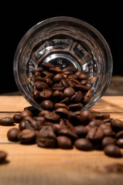 Kahve çekirdekleri bardaktan dökülüyor. içki fotoğrafçılığı
