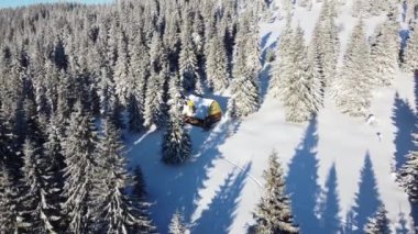 Kış Dağları. Ukrayna Karpatlarının güzel manzaraları. Ukrayna.