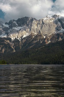 Zugspitze Dağı ve Eibzee Gölü. Bavyera Alpleri. Almanya. Ormandan güzel dağ manzaraları görülebilir..