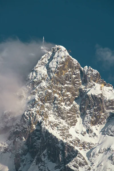 Zugspitze Dağı. Bavyera Alpleri. Almanya. Ormandan güzel dağ manzaraları görülebilir..
