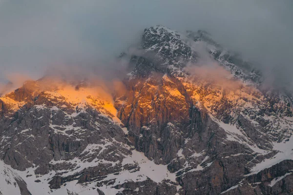 Gün batımı. Zugspitze Dağı. Bavyera Alpleri. Almanya. Ormandan güzel dağ manzaraları görülebilir..