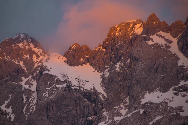 Gün batımı. Zugspitze Dağı. Bavyera Alpleri. Almanya. Ormandan güzel dağ manzaraları görülebilir..
