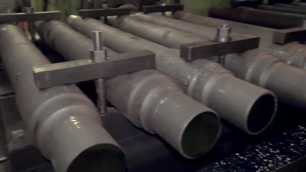 Крупним планом секція сталевих труб, укладених один на одного. конвеєрне виробництво залізної продукції — стокове відео