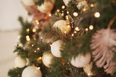 Tatiller, yeni yıl, dekorasyon ve kutlama konsepti - balo ve oyuncaklarla süslenmiş Noel ağacının kapağı